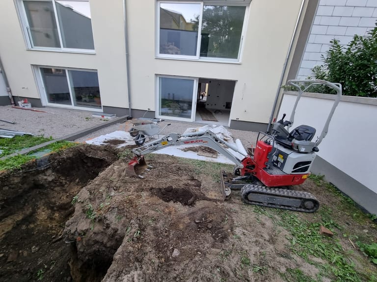 Präzise Grabenarbeiten im Garten für Pool-Baugrube