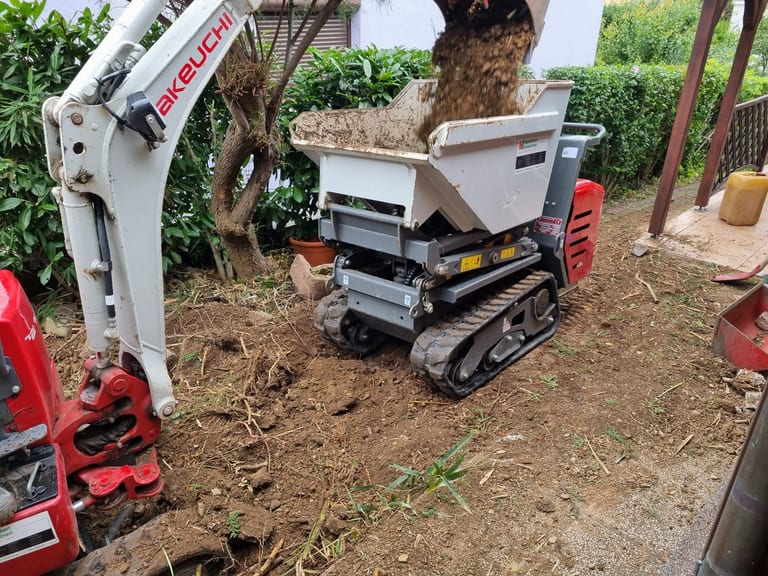 Minibagger und Raupendumper beim Pool-Aushub im Einsatz