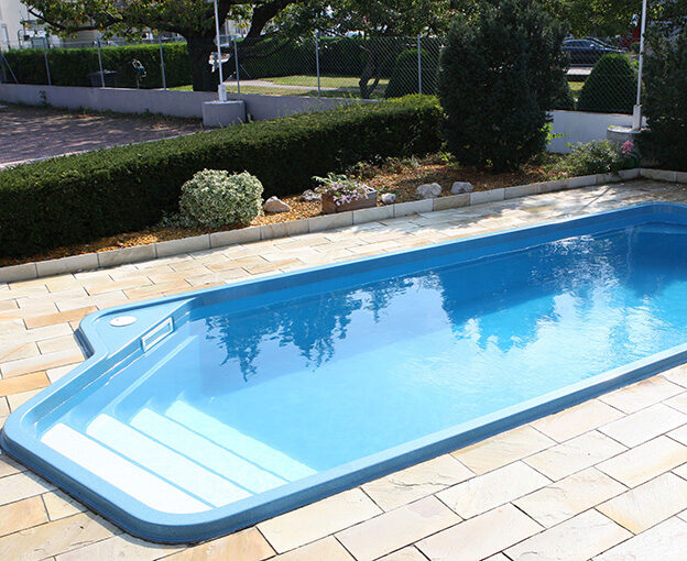 GFK Pool – Fertigbecken wird per Kran eingesetzt