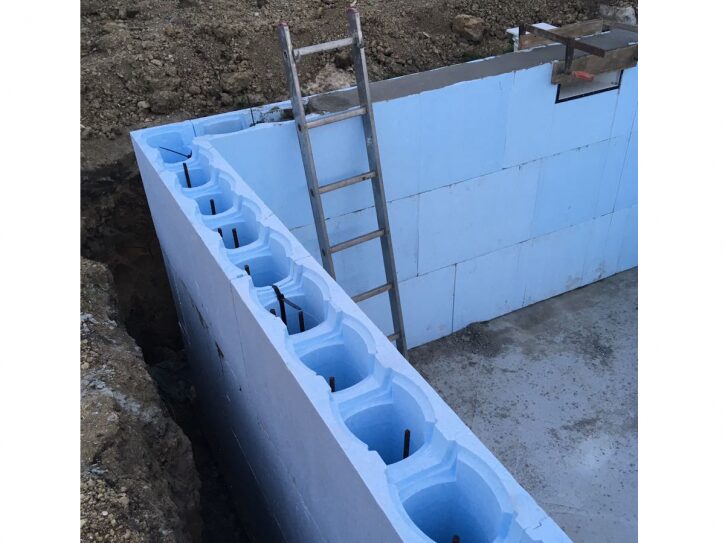 Styroporsteinpool – Schalsteine werden gesetzt und betoniert